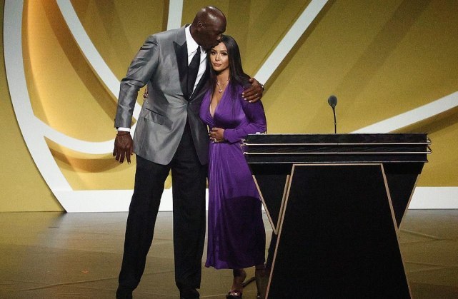 瓦妮莎|58岁乔丹夫妇度假太养眼！依然像小伙子，42岁娇妻穿一身黑好显嫩