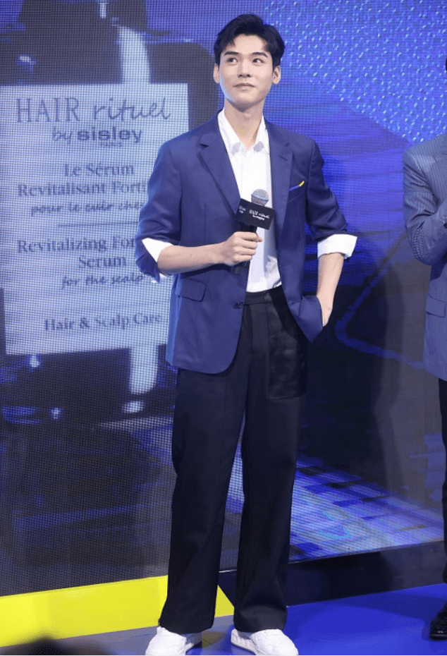 高让|龚俊真拥有一张好皮囊,穿西装侧颜太迷人,身材又瘦又高让人心动