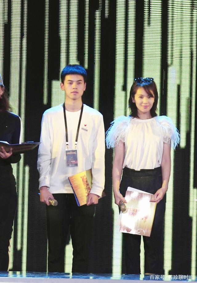 服装|刘涛活得太通透了,选的服装高级不装嫩,而且不化妆就出来了