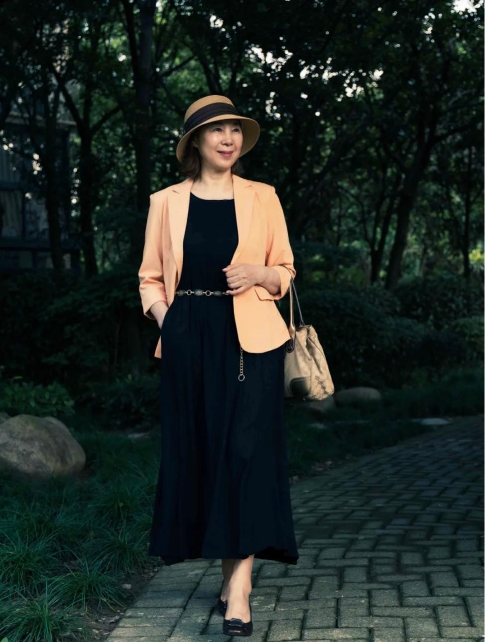 这才是中年女人穿衣目标65岁120斤靠穿搭出圈这位博主值得学