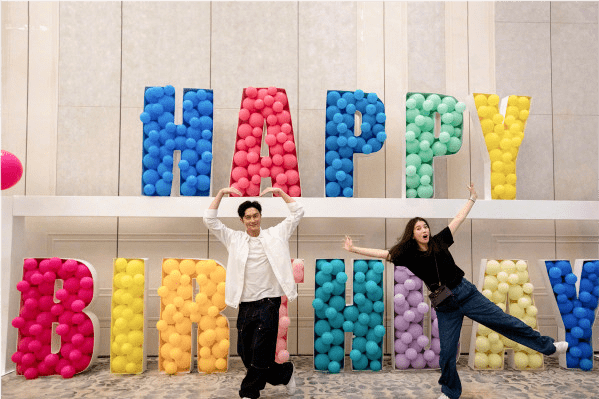 卫衣|张智霖过50岁真有福气！众女神包围惹人羡，他穿卫衣少年感大爆棚