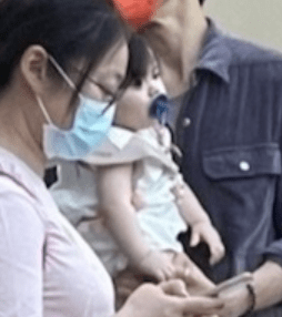 向佐|向太一家被偶遇，郭碧婷身材纤细，女儿侧颜像洋娃娃难挡高颜值