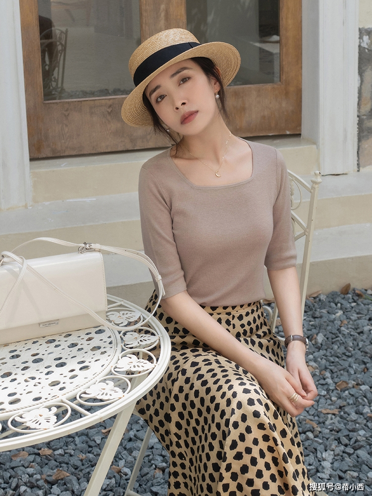 chic|chic！简约！百搭！真正有品位的女人，早秋衣橱里必备“针织衫”