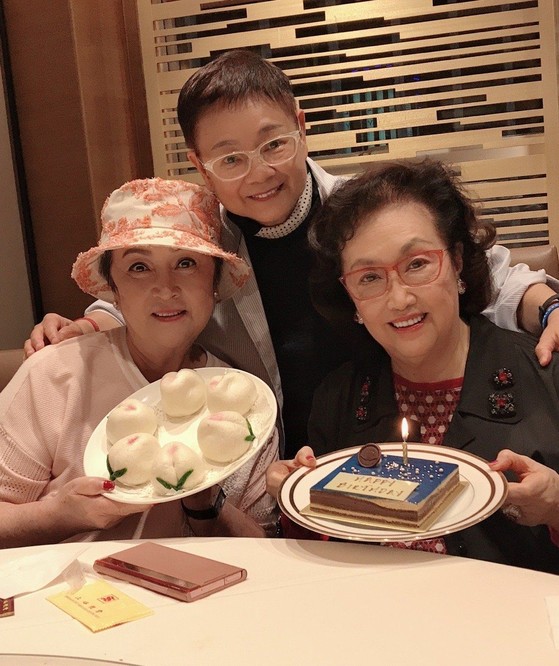 谢贤|林青霞罕见现身圈内聚会，瘦22斤容光焕发，谢贤73岁原配美貌抢镜？