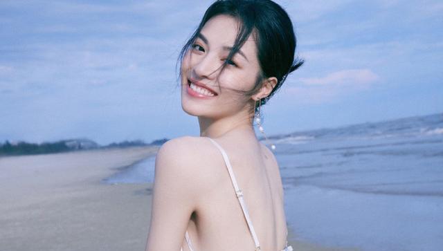 钟楚曦|钟楚曦打扮得真清凉,仗着身材好大胆挑战吊带裙,不走红毯也惊艳