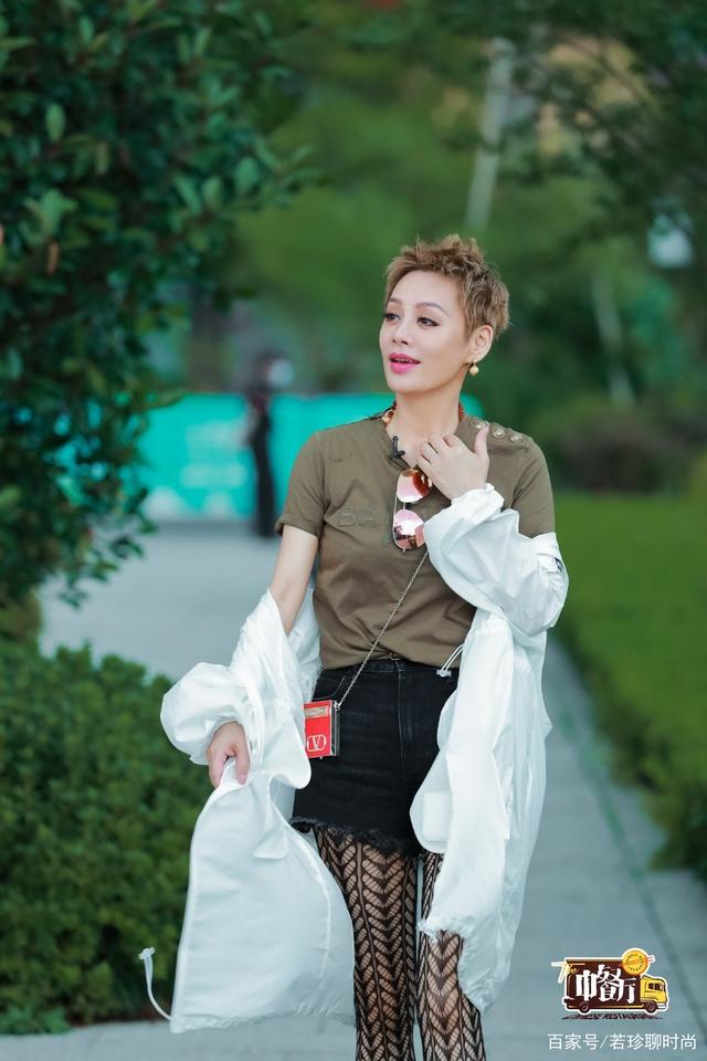 小姑娘|快50岁的宁静可真开放，超短头发配“叶子袜”，小姑娘都没她时髦