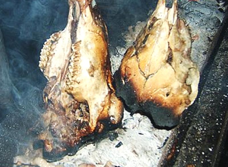 嘉峪关羊肉烧烤与众不同，胆大的人才能享受的美味，做法十分独特