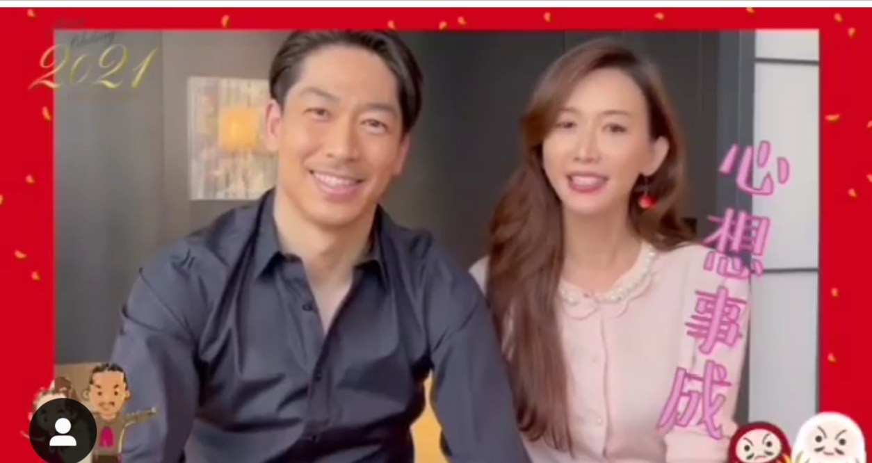 染红|林志玲携日本丈夫拜年,她穿粉衣染红发,小7岁老公粉底夸张太黑!
