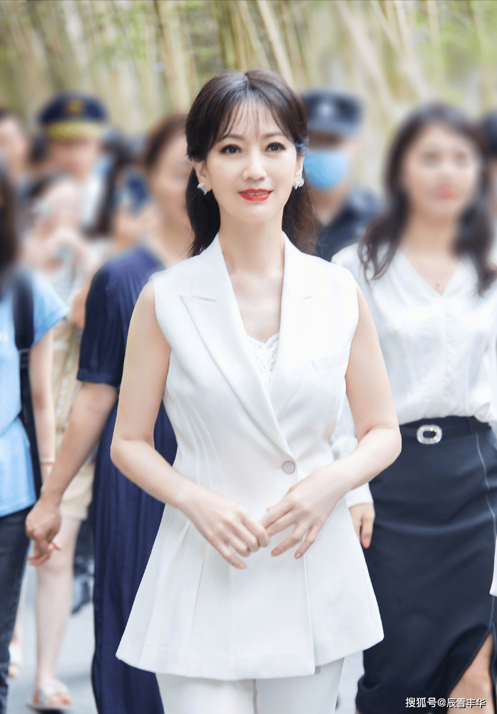 显得|赵雅芝穿出了“老年人”该有的样子,有品位的穿衣显年轻,太美了