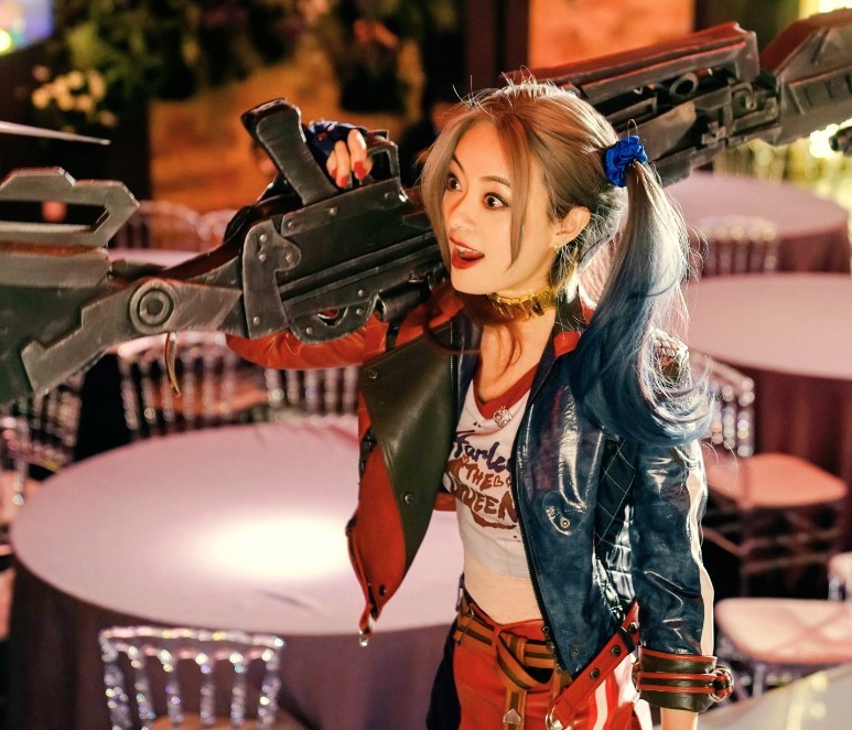 皮夹克|孙俪新剧“豁”出去了,38岁扮小丑女腰细腿长,染彩发像漫画少女