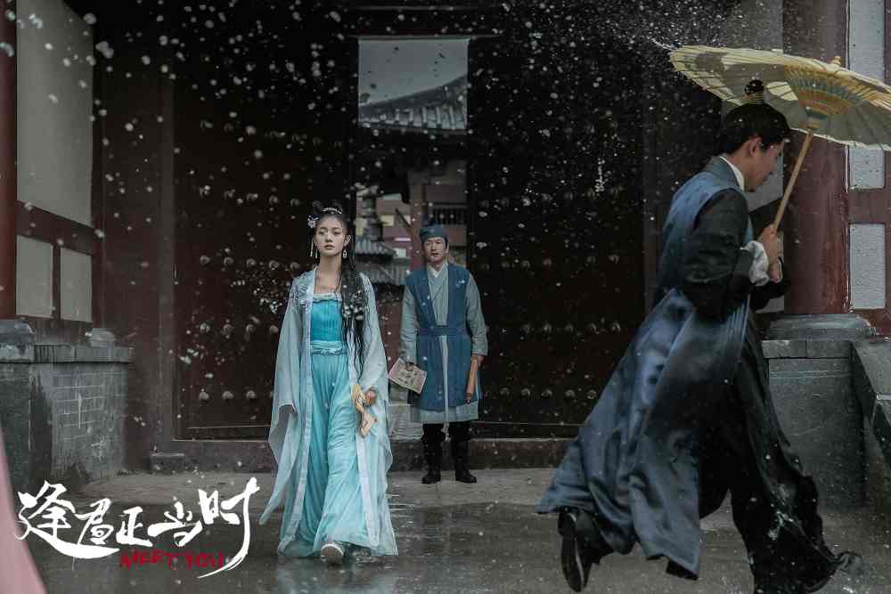 剧情|《逢君正当时》今日上线!女骗子傻少爷开启婚后拆家生活