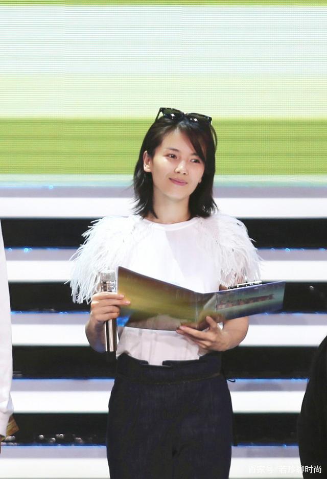 服装|刘涛活得太通透了,选的服装高级不装嫩,而且不化妆就出来了