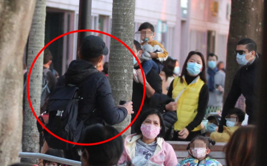 身材|郭富城一家五口逛街，俩女儿不怕露正脸，小他4岁的岳母穿貂贵气？