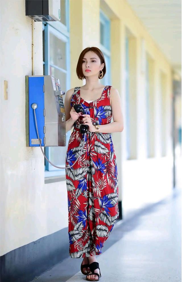 连体|印花连体阔腿配一双平底凉鞋,走起路来优雅范十足