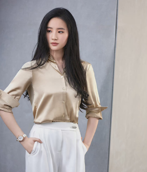 设计|刘亦菲气质真脱俗,同龄人“压不住”的香槟色,她却穿出了高级范