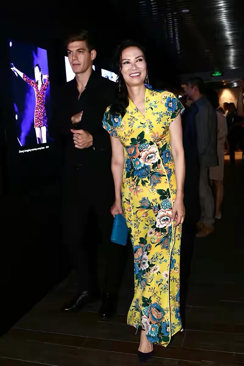 元素|邓文迪越老越招摇，出席活动裙子一件比一件花，52岁身材是真不错