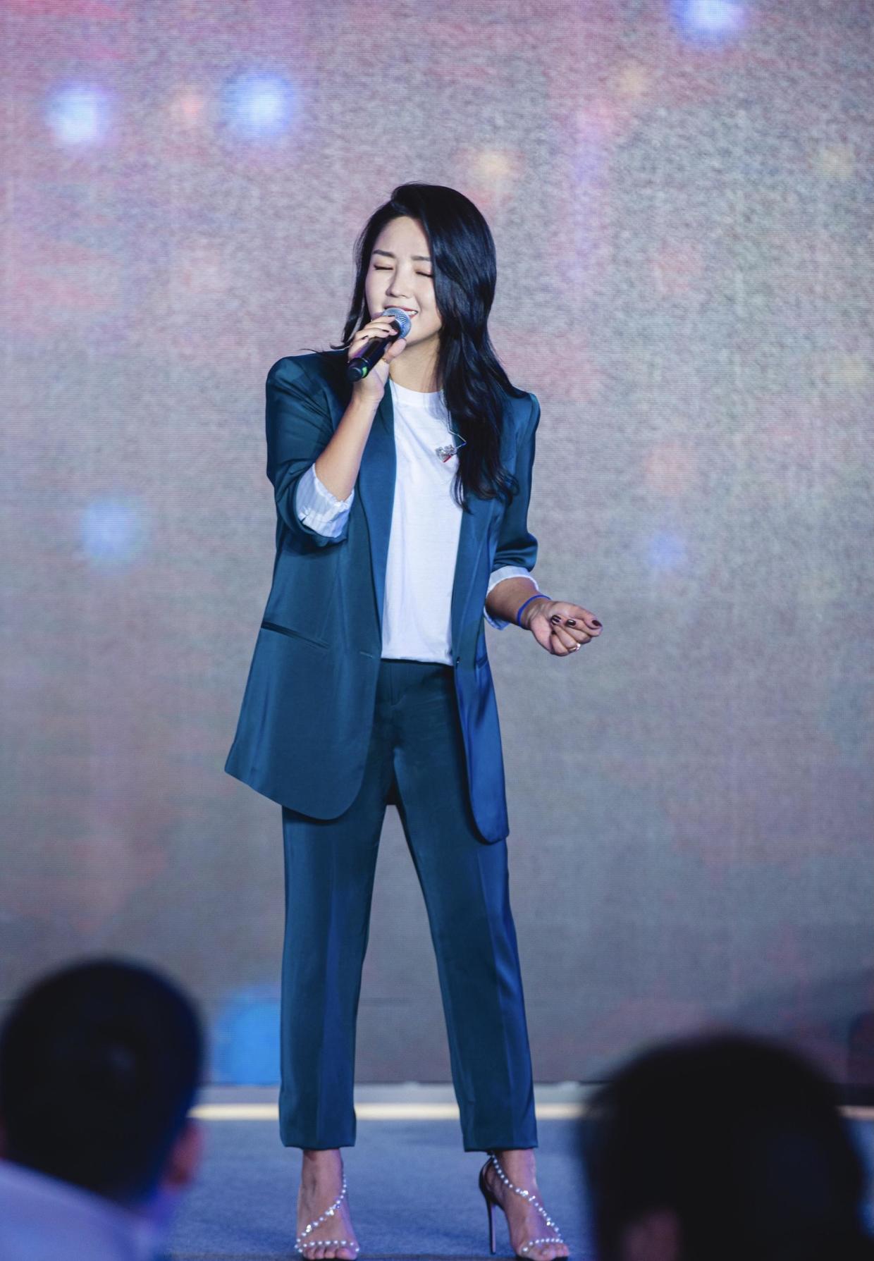 何洁|“何洁”早就该这么穿了,宽松T恤配短裤,虽简约但很高级、减龄!