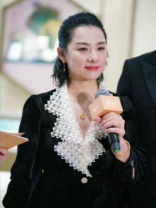 黑色|刘璇携夫出席活动,穿长裙产后发福腰粗脸变圆润,1米8老公真帅?