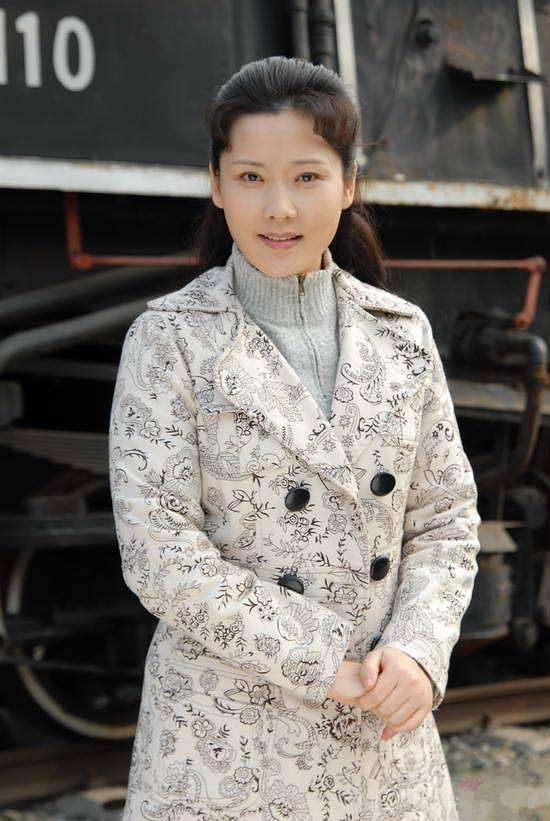 那头|何赛飞的脸没打玻尿酸真耐看，岁月痕迹再明显，还是很优雅大方！