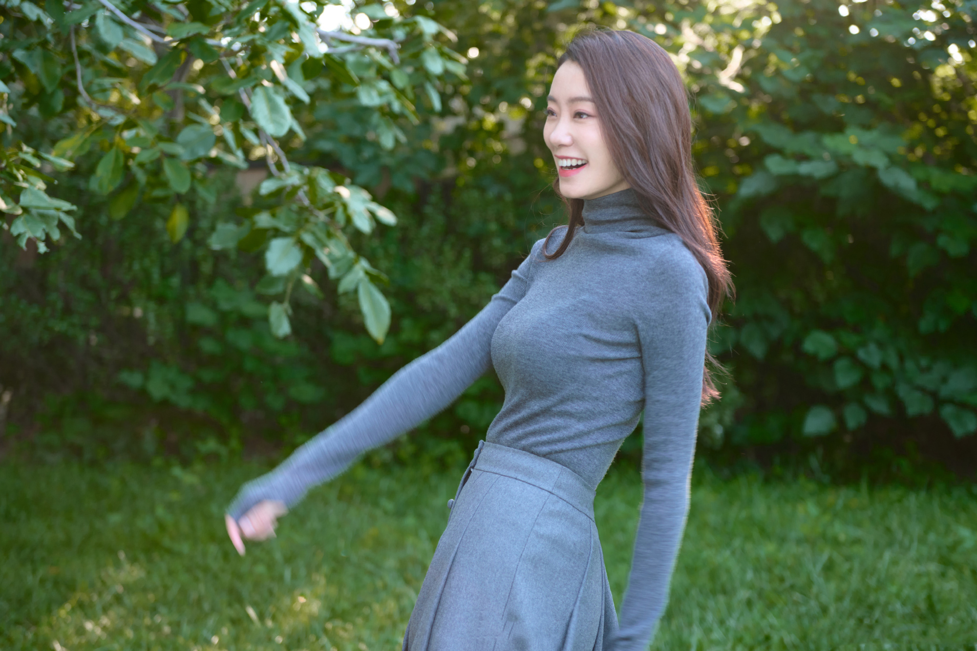 张小斐|张小斐初秋穿搭好精致！紧身上衣搭束腰裙，回眸干净又温柔，每一帧时髦又治愈