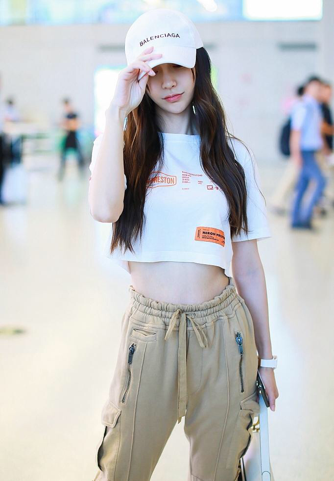 身材|Angelababy高调秀“马甲线”，白t露脐装搭工装裤，身材宛如少女