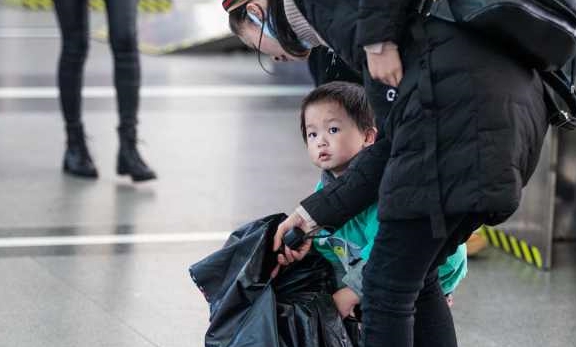 初中生|幼儿园开学第一天场面失控，如果孩子不愿意上学，你会怎么管教他