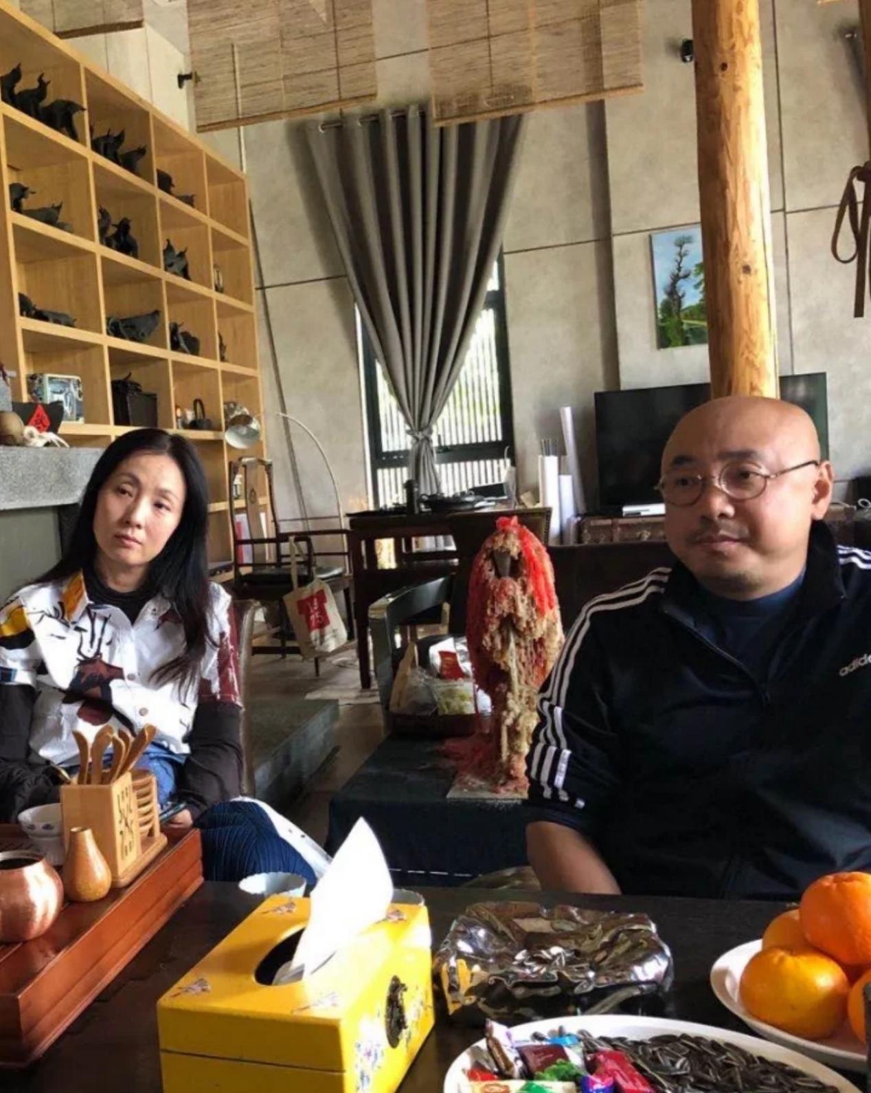 老公|陶虹夫妇出游,她穿衬衫裙纯素颜显真实年龄,胖嘟嘟老公笑成憨憨