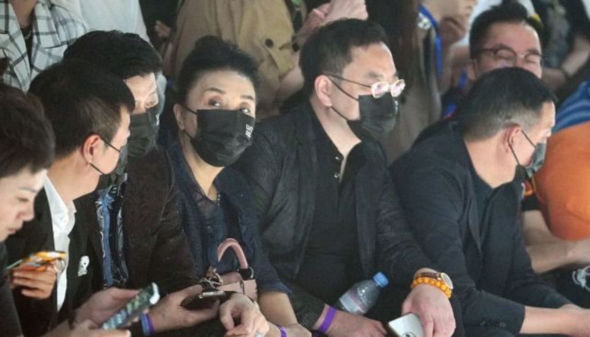 范冰冰|范冰冰一家合体,她被追捧爸妈却被冷落,范爸全程低头范妈好拘谨?