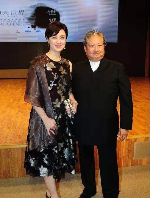 整体|69岁洪金宝罕露面，再发福走路靠拐杖，小13岁娇妻暖心陪伴！