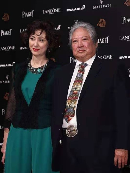 整体|69岁洪金宝罕露面，再发福走路靠拐杖，小13岁娇妻暖心陪伴！