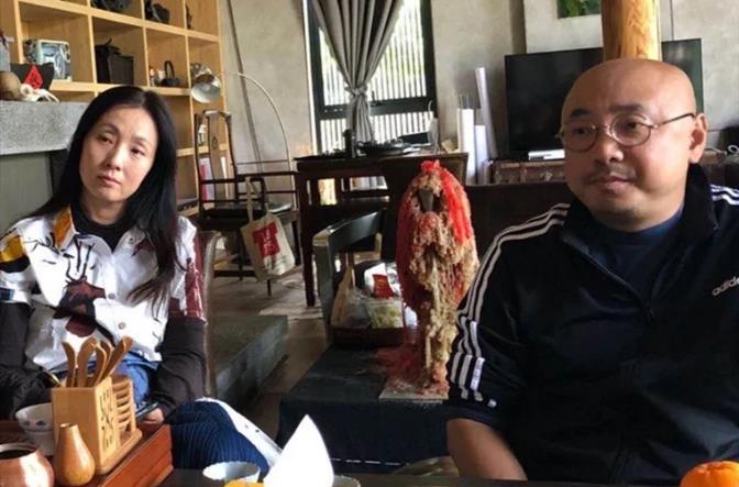 老公|陶虹夫妇出游,她穿衬衫裙纯素颜显真实年龄,胖嘟嘟老公笑成憨憨
