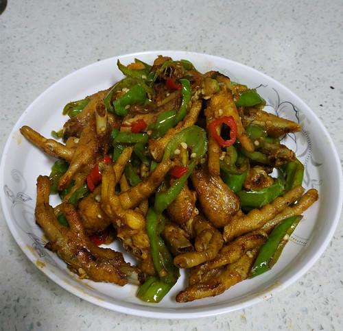 肉皮|辣椒炒凤爪，香辣脆口，不但是上好的下酒菜，还可给孩子零食吃哦