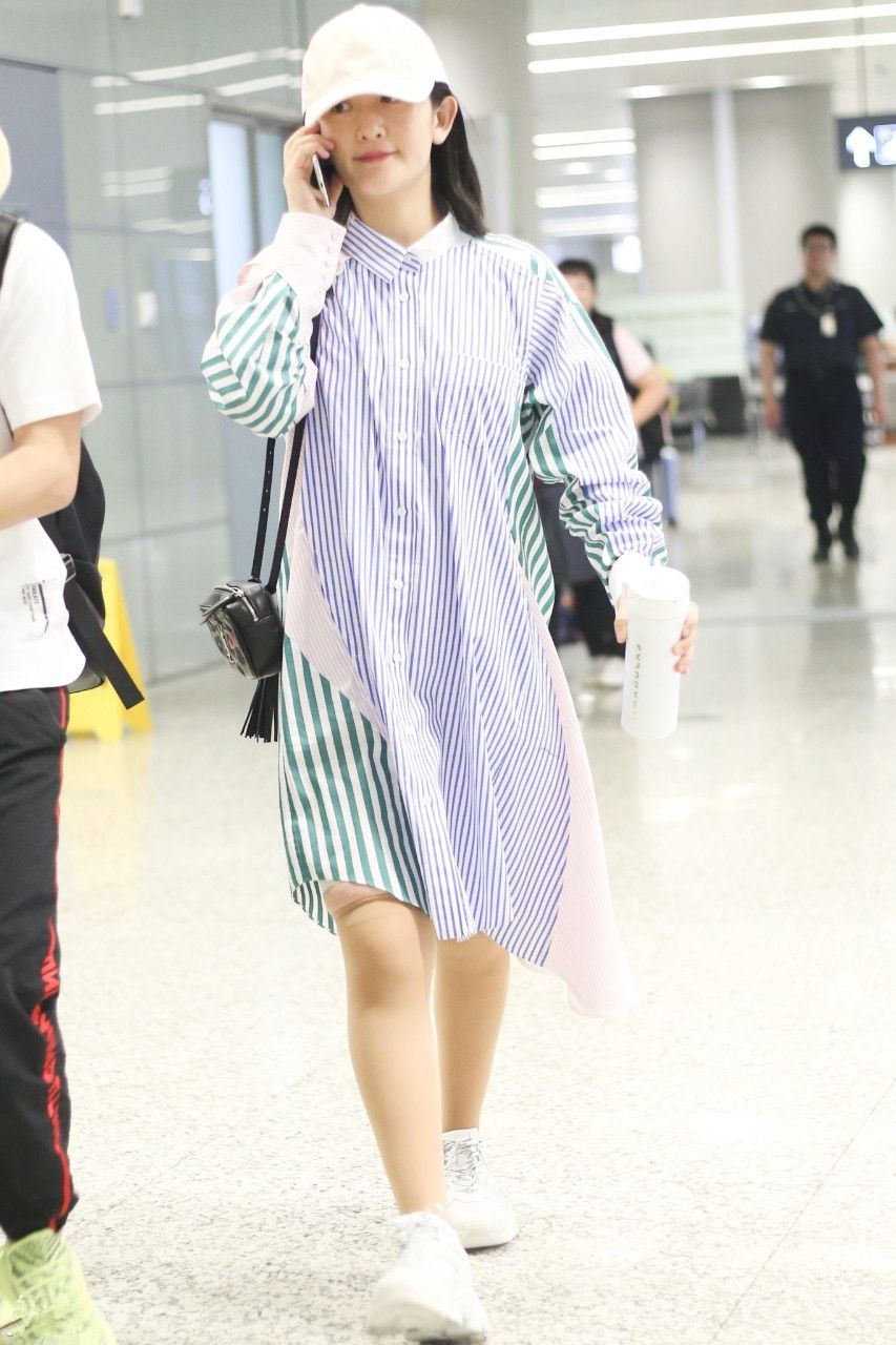 才真实|谢娜接送女儿被拍到，穿碎花裙背部圆润挤出赘肉，但这才真实啊！