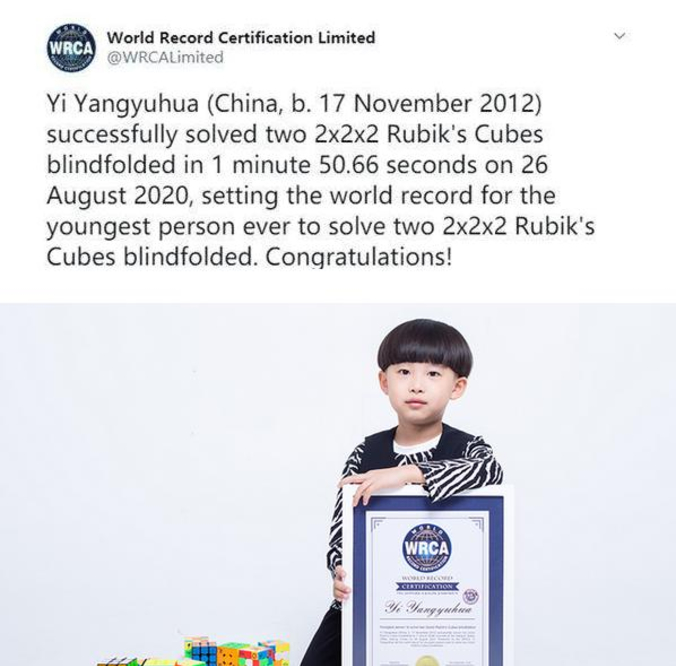 国货|易烊千玺7岁弟弟走秀，披斗篷牵女孩走路像大佬，2次为国货助阵！