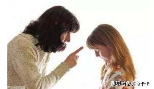 女士|女儿早起写作业,妈妈去叫吃早餐,摸了下孩子的头瞬间懵了