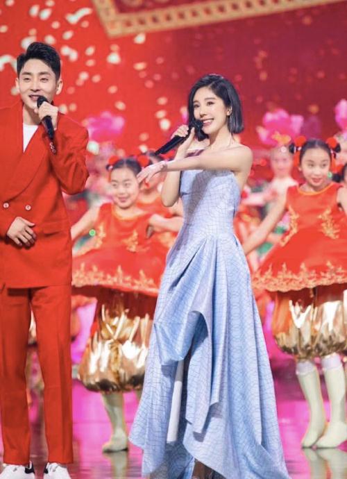 元素|赵奕欢与吉克隽逸同台，同穿白色连衣裙，赵奕欢皮肤貌美很吸睛