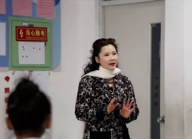 那头|何赛飞的脸没打玻尿酸真耐看，岁月痕迹再明显，还是很优雅大方！