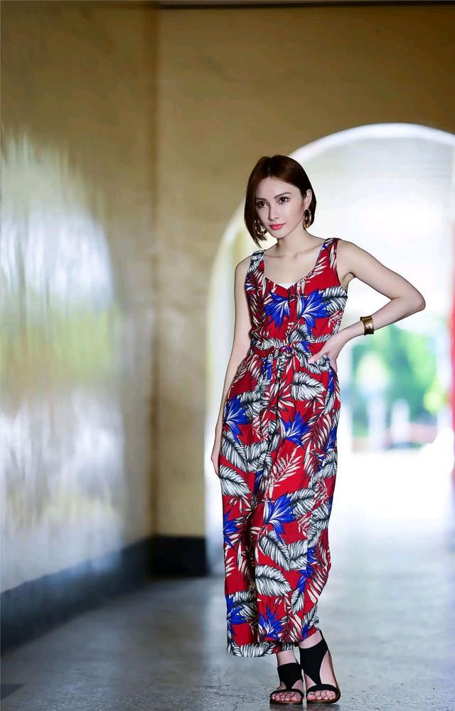 连体|印花连体阔腿配一双平底凉鞋,走起路来优雅范十足