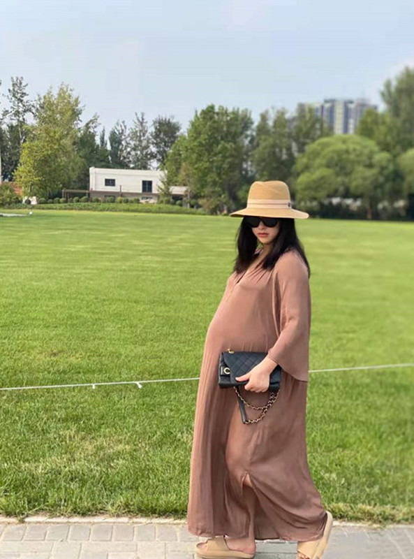 朱珠|怀孕9个月的朱珠也时髦，穿长裙挺着大孕肚，四肢看着仍纤细