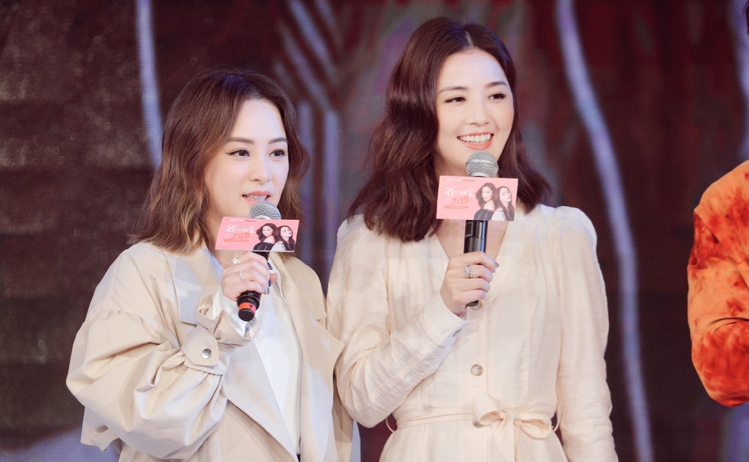 整体|阿Sa不给阿娇留面子，踩高跟打扮靓丽硬压对方半头，阿娇太不自信！