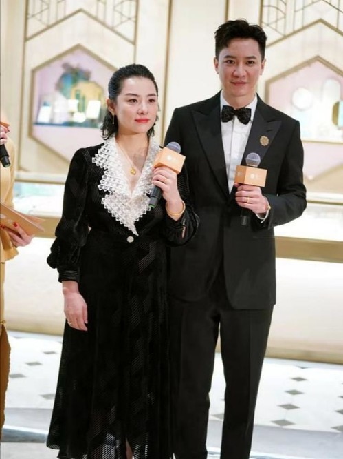 黑色|刘璇携夫出席活动,穿长裙产后发福腰粗脸变圆润,1米8老公真帅?