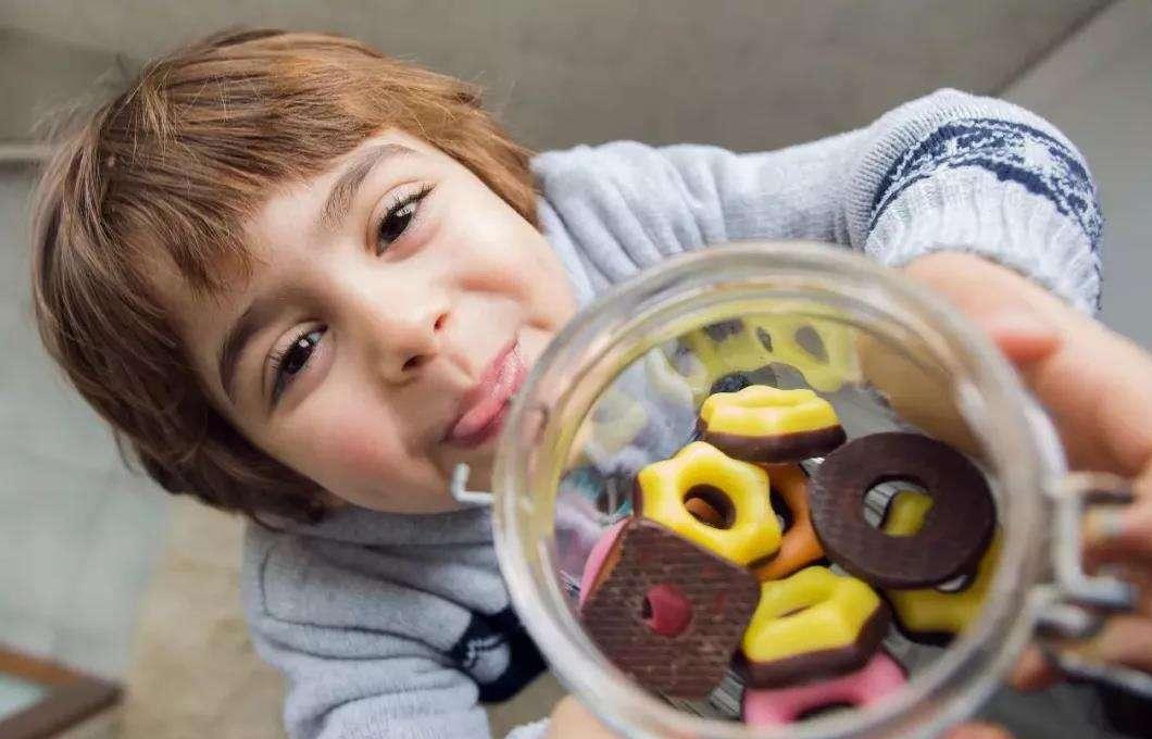 什么|挑食儿子，入幼儿园后变“大胃王”，老师错发“真相照”后被辞退