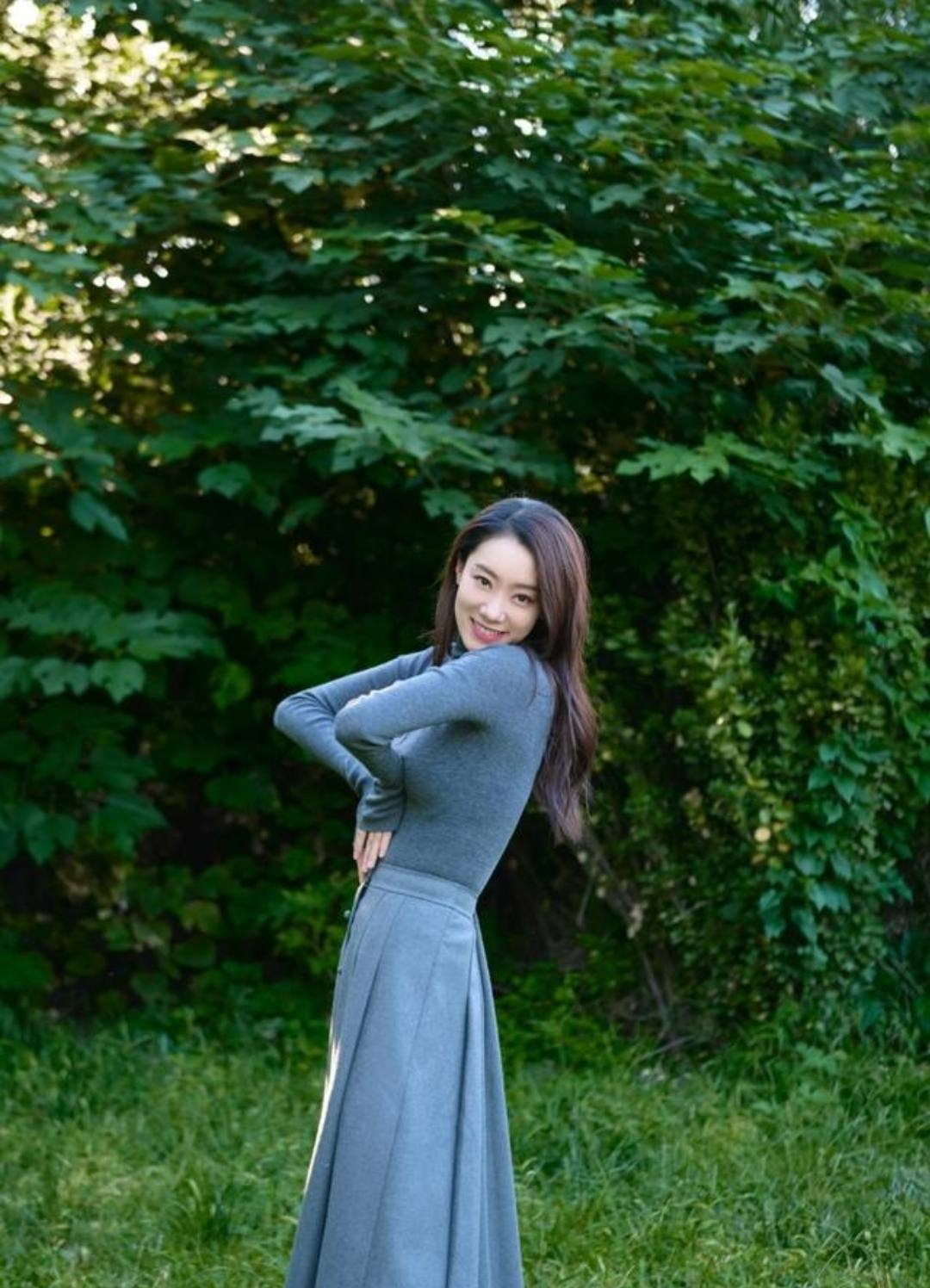 张小斐|被张小斐的早秋穿搭惊艳了，一身“同色系”穿出曲线美，优雅高级