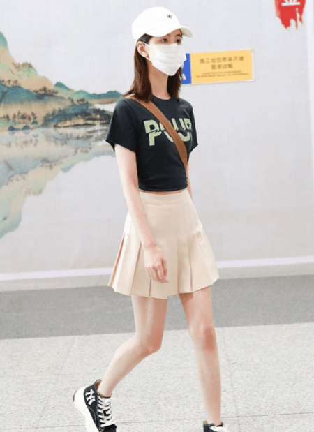 青春|陈都灵恋爱后真敢穿，短T恤配短裙秀纤腰长腿，身材比例不输超模