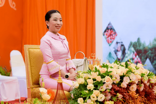 拉隆|泰国嫡长公主太孝顺！双膝跪在颂妃脚边，Polo衫搭黑裤没有女人味