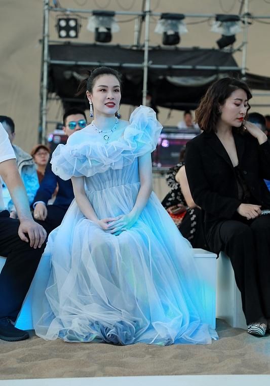 跳水|吴敏霞8月29日公开二胎造型，挺5个月孕肚露水桶腰，面部发福臃肿