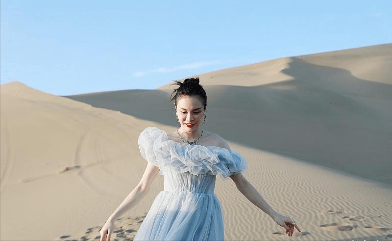 跳水|吴敏霞8月29日公开二胎造型，挺5个月孕肚露水桶腰，面部发福臃肿