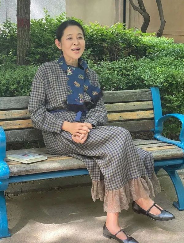 显得|倪萍上节目穿T恤套背心,比惠英红穿短裤更漂亮,优雅又时髦!