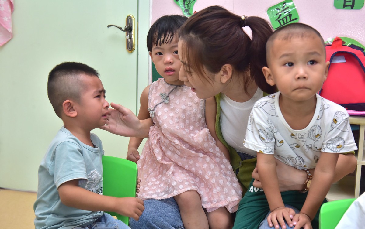 社交能力|那些没上过幼儿园，8岁直接上小学的孩子，后来学习生涯还顺利吗