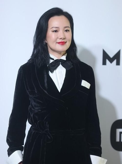 三影後同框，周冬雨俏皮似女兒，惠英紅霸氣，51歲詠梅生圖超絕？ 娛樂 第12張